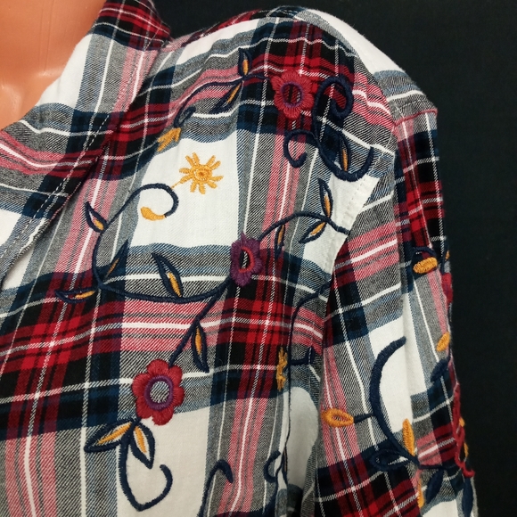 3X (24W-26W) Terra & sky FLORAL EMBROIDERED plaid button down top - Picture 2 of 10